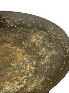 "Cuenco chino de latón de colección de 12"" y soporte de madera tallada diseño dragón grabado c1930-50" - Imagen 1 de 7