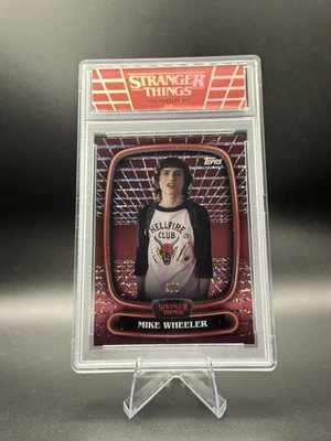 Mike Wheeler - #/5 rojo - 2025 Topps High Tek Stranger Things - #10 Foto 1 de 4