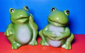Juego de 2 estatuillas de rana caprichosas de cerámica esmaltada verde ranas sentadas relajantes - Imagen 1 de 7
