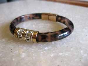 Brazalete con bisagras MICHAEL KORS Tortuga Lucita con detalles de baguette transparentes - Imagen 1 de 6