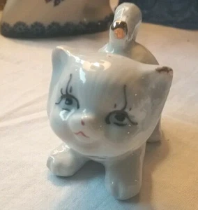 Piccola statuina gatto giocoso accovacciato in porcellana bianca viso dolce! - Foto 1 di 5