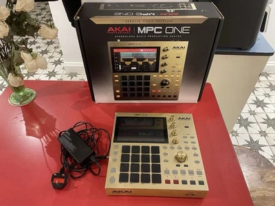 Akai MPC One Gold Edition Limited Sampler Workstation - Immagine 1 di 3