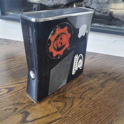 Consola Xbox 360 S Slim Modelo 1439 Negra Solo PROBADA Funciona Cosméticamente Dañada Foto 1 de 4