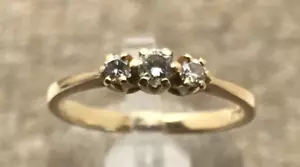 Anillo de tres piedras de diamantes de corte redondo de 0,25 quilates oro amarillo 14 K talla 6 - Imagen 1 de 6