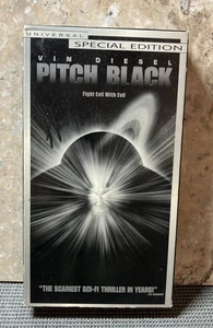 Pitch Black Special Edition w/ BTS featurette VHS Tape 1999 Vin Diesel - Foto 1 di 3