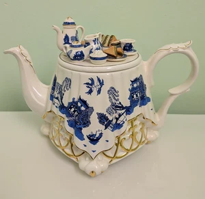 RARE Vintage PAUL CARDEW BLUE WILLOW Decorative Porcelain Teapot, 7" Tall - Picture 1 of 7