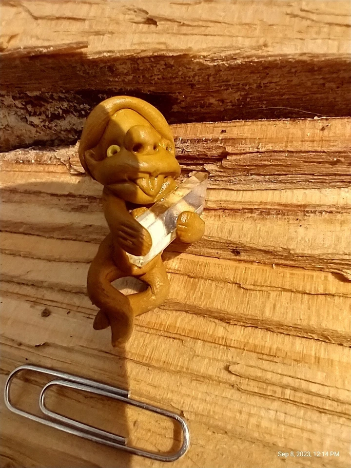 Único Troll Gnomo Elfo de Arcilla con Punta de Cuarzo Natural Cristal Dije Colgante  Foto 1 de 4