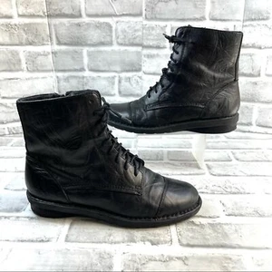 Clarks Women's Size 7.5 M Black Leather Ankle Crinkled Zip Boots - Picture 1 of 11