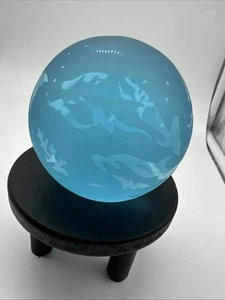 Maritime blaue Glaskugel mattiert/geätzt Meerestiere auf Metall Delfinständer 1996 - Bild 1 von 6