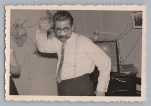 Hombre bailando con máscara facial - TV de tubo - Foto antigua años 50 - Imagen 1 de 2