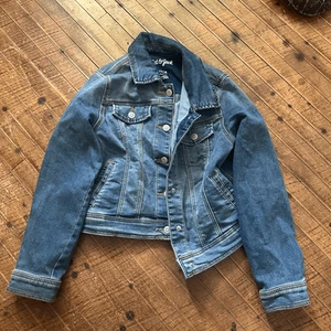 Cat and Jack distressed 10/12 classic normcore denim jacket - Picture 1 of 3