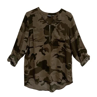 Blusa Top Soho New York & Co Mujer Talla Grande Verde Camuflada Cremallera Manga Larga con Pestaña Enrollable Foto 1 de 4