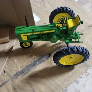 Ertl JOHN DEERE Model 520 Tractor 1:16 Two Cylinder Club Expo XII 2002 - Picture 1 of 7