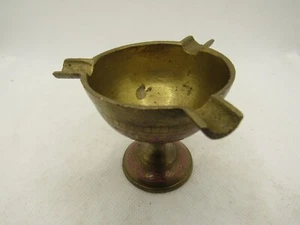 Posacenere vintage ottone ornato rosa e verde inciso triplo piedistallo sigaretta - Foto 1 di 8