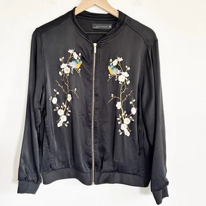 Chaqueta Zara Mujer M Negra Satinada Bordada Asiática Floral Pájaro Cremallera Completa Bombardero - Imagen 1 de 11