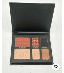 Doucce On The Go Palette - 4 Eyeshadows; 1 Highlighter; 1 Blush - SEALED Package - Picture 1 of 4