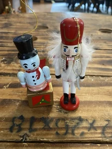 2 adornos navideños colgantes de madera vintage Jack In The Box muñeco de nieve y cascanueces - Imagen 1 de 12
