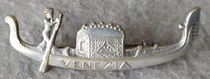 SOUVENIR VENEZIA - GONDOLA CON GONDOLIERE - SPILLA IN METALLO VINTAGE - Foto 1 di 2