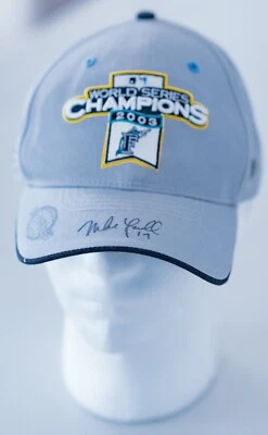 Gorra gris firmada por Mike Lowell del Campeonato de la Serie Mundial de los Marlins de Florida 2003 Foto 1 de 3