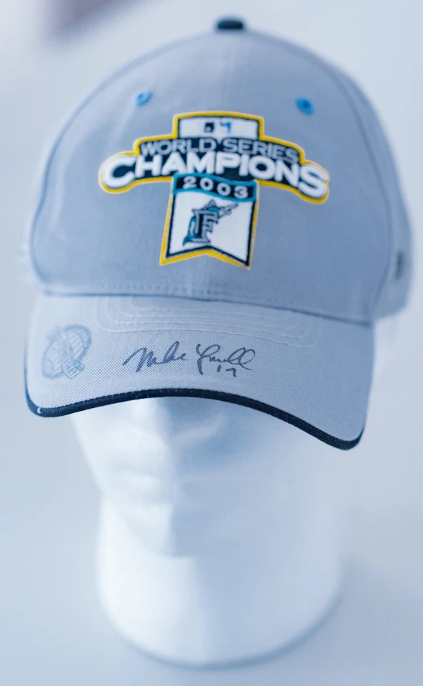 Gorra gris firmada por Mike Lowell del Campeonato de la Serie Mundial de los Marlins de Florida 2003 Foto 1 de 3