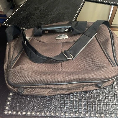 Bolso de viaje de fin de semana Dockers Duffle para pasar la noche correa marrón para el hombro Foto 1 de 4