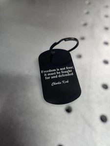 Charlie Kirk - Freiheit ist nicht kostenlos - BRANDNEU - SCHLÜSSELANHÄNGER LASERGRAVUR - Bild 1 von 1