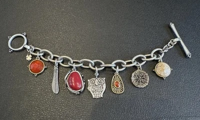 Dijes amuleto pluma búho rojo tono plata pulsera marca Lucky vintage Foto 1 de 4