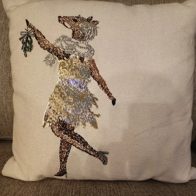 Almohada de vacaciones Threshold Doe Deer Sequence Blingy Muérdago Foto 1 de 3