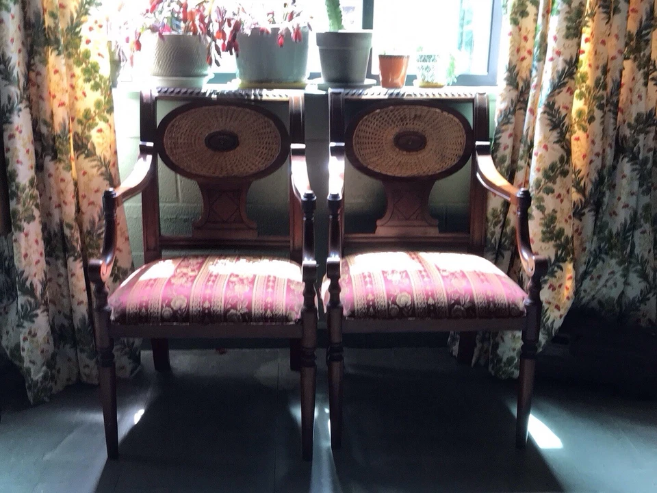 ПАРА ВИНТАЖНЫХ ФРАНЦУЗСКИХ ПРОВИНЦИАЛЬНЫХ СТУЛЬЕВ 41 1/4 X 27 1/2 ДЮЙМА ГЛУБИНА X 25 1/2 ДЮЙМА ШИРИНА - Изображение 1 из 4