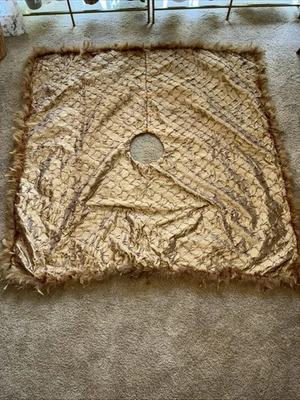 FALDA 58" CUADRADA DORADA ÁRBOL DE NAVIDAD Neiman Marcus ribete de plumas SEDA SINTÉTICA Foto 1 de 4