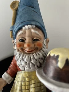 Goebel Co Statuetta Adorabile Gnome Plum Il Pasticcere W. Germania 506 - Foto 1 di 7