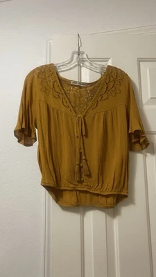 Blusa para mujer dorada oscura cuello en V manga corta talla M Foto 1 de 3