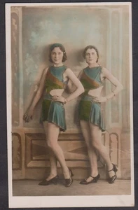 TARJETA POSTAL VINTAGE TINTADA A MANO ALETA NIÑAS ARRIESGADA - Imagen 1 de 2