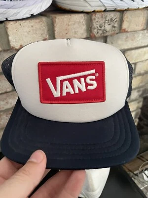 Sombrero/gorra de camionero de malla con parche rojo Vans azul con cierre trasero a presión  Foto 1 de 3