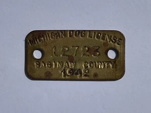 1942 Condado de Saginaw, Michigan, EE. UU. Licencia de etiqueta fiscal para perro de latón - Imagen 1 de 2
