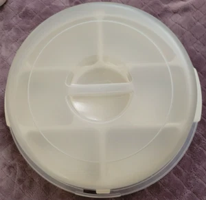 Rubbermaid Divided Veggie Tray with Locking Lid Servin' Saver - Picture 1 of 5