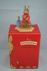 ROYAL DOULTON BUNNYKINS - WILLIAM ESCUCHANDO INTENTAMENTE DB 442 - EN CAJA - Imagen 1 de 9