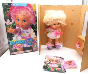 Vintage 1990 Galoob So Sweet Sandi Sandy 13" Baby Gesicht Puppe mit Box - Bild 1 von 9