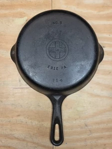 VINTAGE Griswold No. 5 Cast Iron Skillet Logo 724 Nice Sits Flat Free Shipping - Picture 1 of 19