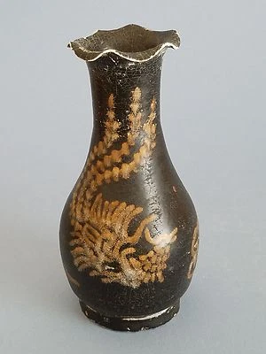  Song Dynasty Ji Zhou Yao Black Glaze Vase（吉州窯黑釉鳳紋花口瓶） - Image 1 of 4