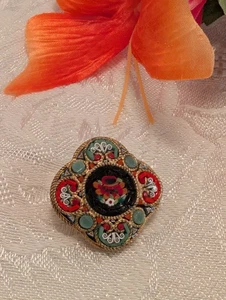 Broche prendedor italiano vintage de micro mosaico con diseño floral y marco de latón - Imagen 1 de 7
