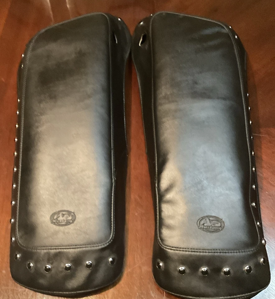 Mustang - 77624 - Cubiertas de tapa de alforja, tachuelas negras Harley Davidson 2014 arriba  Foto 1 de 4