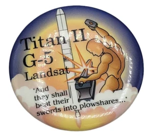 TITAN II G-5 Landsat Und sie werden ihre Schwerter zu Pflugscharen schlagen Pin Button - Bild 1 von 3