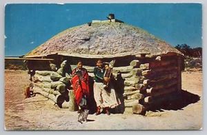 Postal de indios navajos nativos americanos y su Hogan en Phoenix Arizona c1962 - Imagen 1 de 2