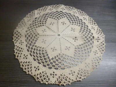 Von Oma: Schönes Häkeldeckchen  31 cm Spitzen-Decke Tischdecke Häkeldecke ! - Bild 1 von 3