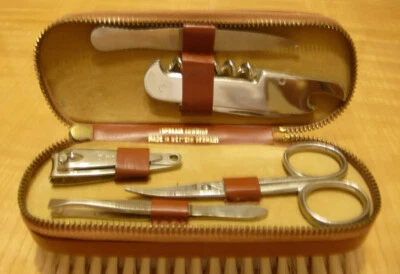 De colección.  Kit de aseo de viaje con cepillo para brillo de zapatos cuchillo utilitario hecho en Alemania Occidental Foto 1 de 4