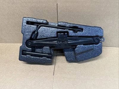 Juego de herramientas de gato de tijera de neumático de repuesto deportivo Hyundai Santa Fe 2013-2018 Foto 1 de 4