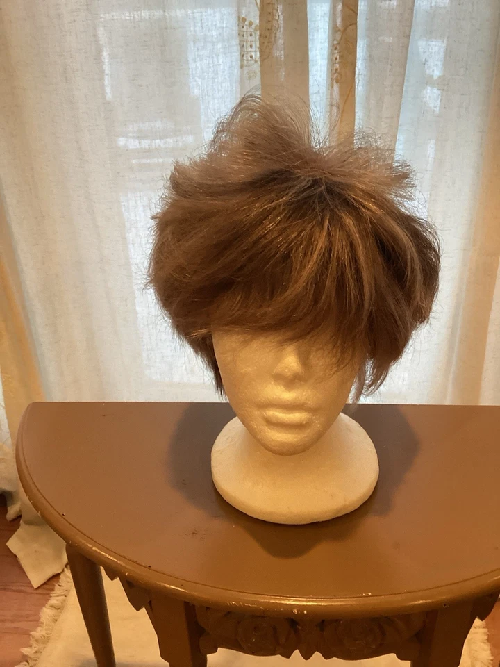 Peluca de cabello humano usada estilo corto gris marrón Foto 1 de 4