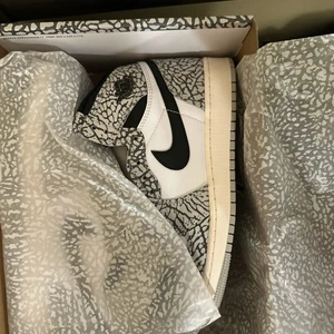 Air Jordan 1 Retro High OG GS 2025 White Cement Gr.6,5Y/8W - Bild 1 von 7