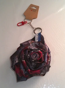 Handgefertigter Schlüsselanhänger Krawattenrosette Upcycling Oscar de la Renta Seide Blumen Taschenanhänger - Bild 1 von 3